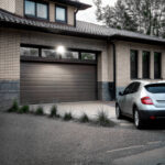 Projecteur LED extérieur mural rectangulaire noir au-dessus d'une porte de garage, éclairage directionnel