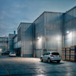 Projecteur LED extérieur mural rectangulaire, éclairant façade industrielle en blanc