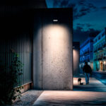 Projecteur LED mural rectangulaire orienté vers le bas, éclairage extérieur, lumière chaude sur mur en béton