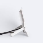 Projecteur LED slim blanc sur support orientable, profil plat et câbles visibles