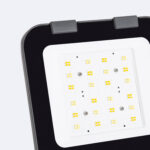 Projecteur LED carré noir avec matrice de puces LED visibles et façade blanche