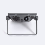 Projecteur LED extérieur gris en métal, boîtier plat avec support réglable et connecteurs visibles