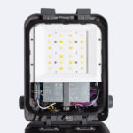 Projecteur LED 50W boîtier noir rectangulaire ouvert, puce LED carrée, drivers et câblage visibles