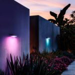 Projecteur mural LED RGB diffusant lumière rose et turquoise pour éclairage extérieur, montage sur mur