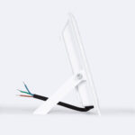 Projecteur LED blanc rectangulaire avec support incliné et câbles d'alimentation apparents