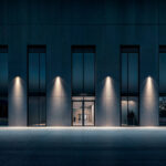 Projecteur LED extérieur mural diffusant un faisceau chaud sur la façade