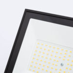 Projecteur LED rectangulaire noir avec réflecteur blanc et matrice de LED visibles