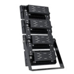 Projecteur LED extérieur modulaire noir à quatre modules avec dissipateurs et support inclinable