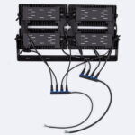 Projecteur LED extérieur modulable noir à quatre modules, boîtier métal, fixation horizontale et câblage visible