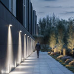 Projecteur LED mural extérieur, boîtier noir, éclairage directionnel descendant le long d'une allée