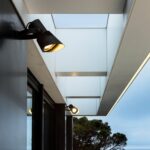 Projecteur LED extérieur noir orientable mural, design compact, éclairage blanc chaud