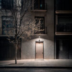 Projecteur LED blanc mural éclairant une porte extérieure en bois