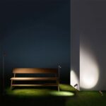 Projecteur LED micro au sol marron 6W éclairant un banc et un mur