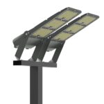 Projecteur LED extérieur triple modules, boîtier gris, montage sur mât, optiques planes