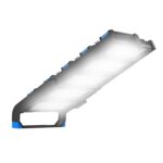 Projecteur LED linéaire aluminium gris avec diffuseur blanc et support de fixation pour installation extérieure