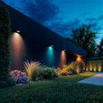 Projecteur LED mural extérieur RGB noir, boîtier compact, éclairage coloré directionnel illuminant façade et végétation
