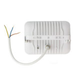 Projecteur LED extérieur blanc, boîtier rectangulaire fin à ailettes dissipatrices et câble avec trois conducteurs