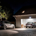 Projecteur LED solaire noir rectangulaire monté sous avant-toit éclairant l'entrée de garage