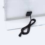 Projecteur solaire LED à boîtier blanc avec câble noir et connecteur étanche visible