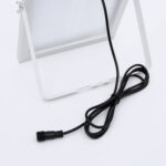 Projecteur solaire extérieur avec support métallique blanc réglable et câble noir à connecteur