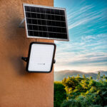 Projecteur solaire LED blanc à cadre noir, rectangulaire, avec panneau solaire mural noir