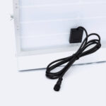 Panneau solaire cadre blanc avec boîtier de jonction noir et câble de connexion