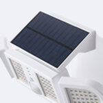 Projecteur solaire LED blanc avec panneau solaire incliné, détecteur PIR central et modules LED pour montage mural extérieur