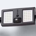 Projecteur solaire LED noir à double panneau, détecteur PIR central et fixation murale réglable