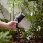 Spot sur piquet noir mat à tête cylindrique orientable, piquet métal et câble d'alimentation