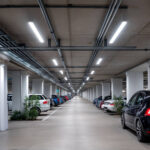 Réglette étanche linéaire plafond avec deux tubes LED, éclairage blanc pour parking intérieur