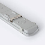 Réglette étanche LED 120 cm blanche, boîtier plastique avec clips de fixation et diffuseur opalin