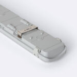 Réglette étanche boîtier plastique gris avec support de fixation métallique