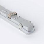 Réglette étanche blanche, boîtier plastique, diffuseur opale, fixation par clips métalliques