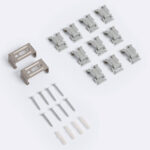 Kit de fixation pour réglette LED avec clips métalliques, vis et chevilles blanches