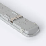 Réglette étanche blanche en plastique, corps allongé avec clips de fixation et diffuseur translucide