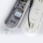 Réglette étanche LED blanche ouverte, boîtier plastique, presse-étoupe et bornier visibles