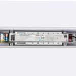 Réglette étanche LED blanche boîtier ouvert avec driver électronique et câblage visible