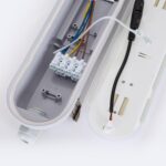 Réglette étanche LED blanche ouverte avec bornier et câblage apparent