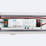Réglette étanche LED ouverte montrant driver électronique et câblage dans boîtier aluminium blanc