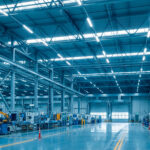 Réglette LED étanche linéaire en aluminium, montées au plafond d'atelier industriel, éclairage blanc