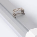 Réglette LED étanche aluminium gris avec clip de fixation métallique pour montage apparent