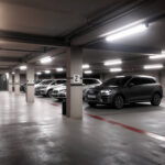 Réglette LED étanche blanche slim fixation plafond, éclairage pour parking souterrain