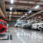 Réglette étanche slim 120 cm suspendue au plafond, blanche, pour éclairage de showroom automobile