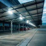 Réglette LED linéaire blanche, boîtier aluminium, fixation sous auvent pour éclairage extérieur de parking