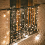 Rideau guirlande LED 3m blanc chaud suspendu sur balcon en fer forgé