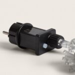 Connecteur de guirlande LED noir avec fiche secteur européenne et embout de câble transparent
