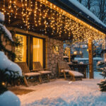 Rideau LED extérieur à pampilles, fils noirs, lumière chaude, suspendu sous l'avant-toit enneigé