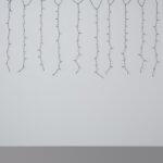 Rideau de guirlandes LED noir à fils suspendus avec petites ampoules espacées