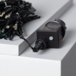 Guirlande LED avec câbles verts et boîtier de connexion noir pour branchement