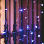 Guirlande rideau LED 1 m, diodes bleu violet suspendues sur rambarde métallique